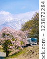 櫻花、雪山和鐵路 123872284