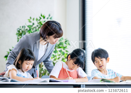 正在學習的小學生和他們的老師 123872611