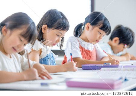 Children studying 123872612
