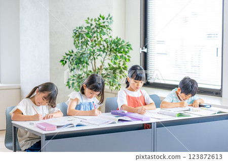 正在學習的兒童 123872613