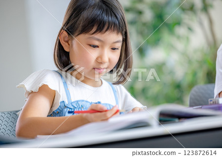 正在學習的兒童 123872614