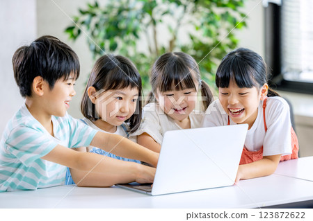 Children learning on a computer 123872622