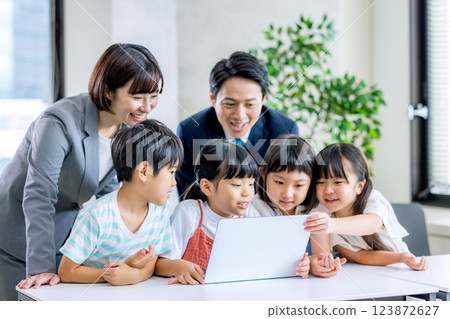 Children learning on a computer 123872627