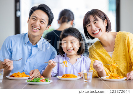 年輕的家庭，餐，餐桌 123872644