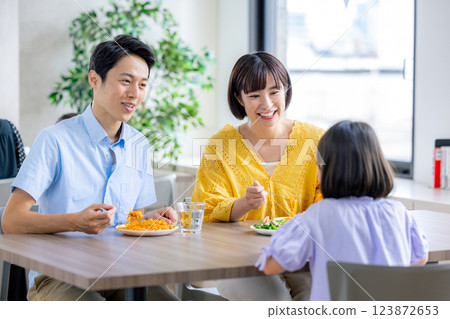 一家人在家庭餐廳吃飯 123872653