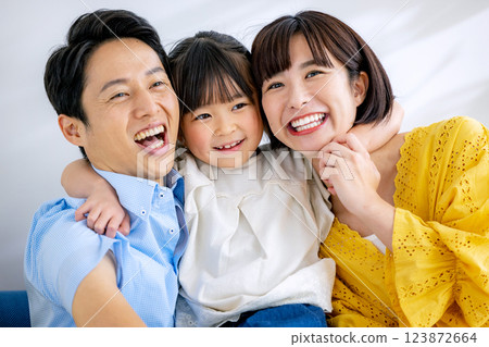 年輕的家庭，友誼，沙發，父母和孩子，微笑 123872664