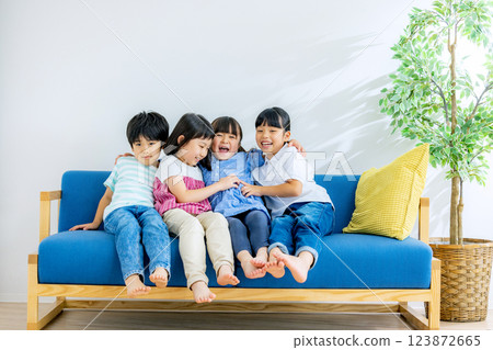 孩子們在客廳休息 123872665