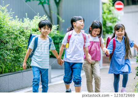 走在肩包的小學學生 123872669