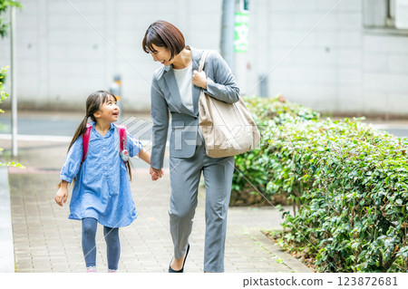 Elementary school student and mother going to school Elementary school student and mother going to school 123872681