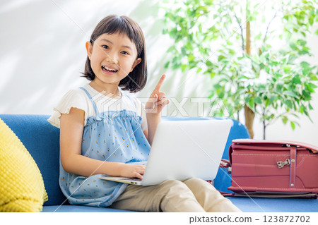 小學生在客廳使用電腦 123872702
