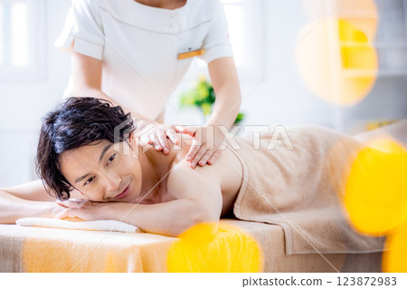 一名年輕男子在美容院接受按摩 123872983