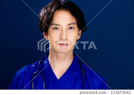 男醫生肖像 123873042