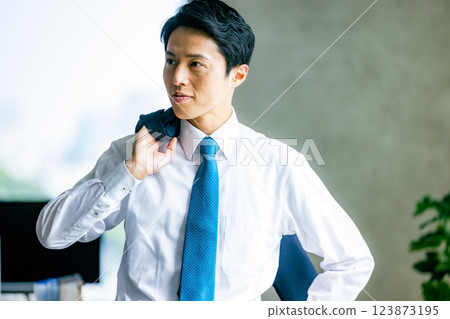 穿著酷西裝的商人 123873195