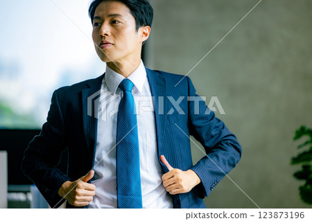 穿著酷西裝的商人 123873196
