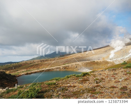 大雪山旭岳的鏡池 大雪山旭岳的鏡池 123873394