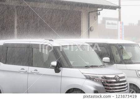 大雨打在汽車車頂上 大雨打在汽車車頂上 123873419