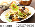 Eat delicious stir-fried vegetables 123874939