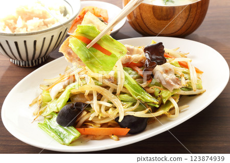 Eat delicious stir-fried vegetables Eat delicious stir-fried vegetables 123874939