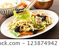 Eat delicious stir-fried vegetables 123874942