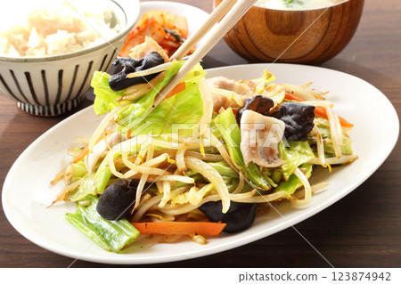 Eat delicious stir-fried vegetables 123874942