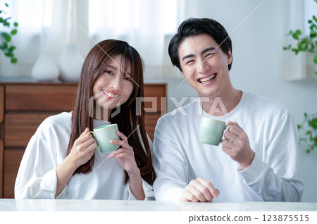 男性和女性放鬆在客廳裡 123875515