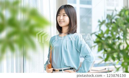 Smiling woman/business woman 123876130
