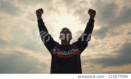 勝利時刻：向雲朵揮出一記有力的拳頭 123877094