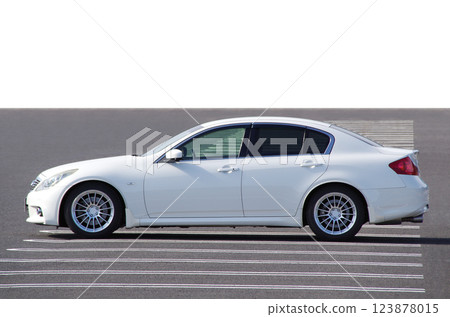 Side view of a D-segment domestic 4-door sedan (fitted with 18-inch wheels) Side view of a D-segment domestic 4-door sedan (fitted with 18-inch wheels) 123878015