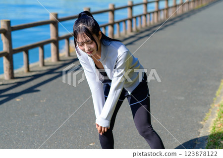 Young woman hurting her knee while jogging Danger Problem Diet Walking Walk Young woman hurting her knee while jogging Danger Problem Diet Walking Walk 123878122