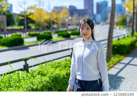 在城市中行走的酷女人鍛鍊有氧運動飲食散步 123880189