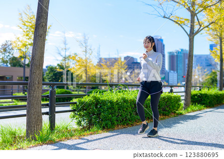 在城市中行走的酷女人鍛鍊有氧運動飲食散步 在城市中行走的酷女人鍛鍊有氧運動飲食散步 123880695