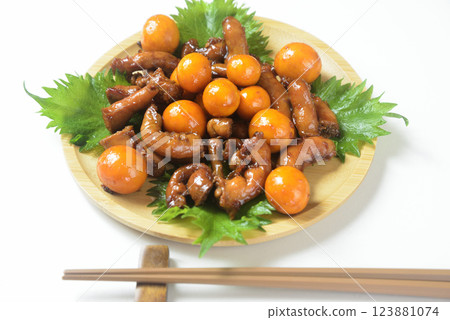 用木盤盛裝的雞雜燉菜 用木盤盛裝的雞雜燉菜 123881074