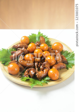 用木盤盛裝的雞雜燉菜 123881075