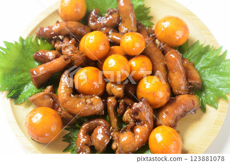Chicken offal stew served on a wooden plate 123881078