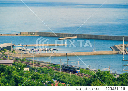 日本海與越後心跳鐵路【谷濱公園拍攝的照片】 日本海與越後心跳鐵路【谷濱公園拍攝的照片】 123881416