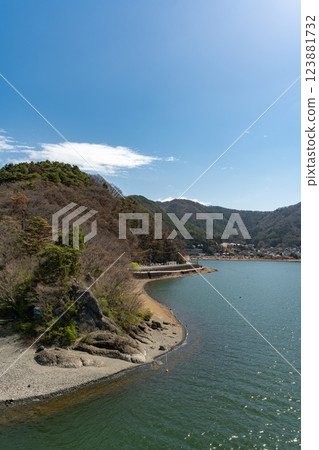 春天美麗的湖泊和山脈 春天美麗的湖泊和山脈 123881732