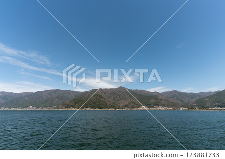 春天美麗的湖泊和山脈 春天美麗的湖泊和山脈 123881733