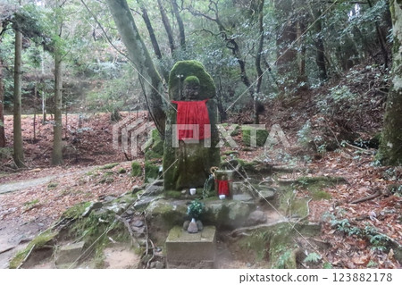 若草山的地藏菩薩頭像 123882178