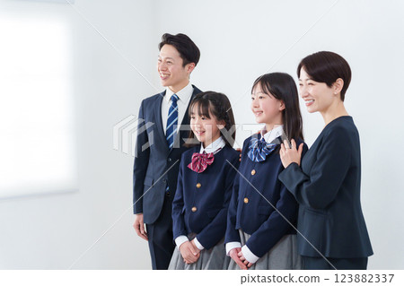 穿制服的孩子和家人（入學典禮/畢業典禮） 123882337