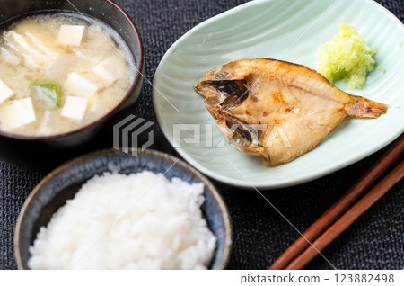 烤黑喉鱸魚配飯和味噌湯 123882498