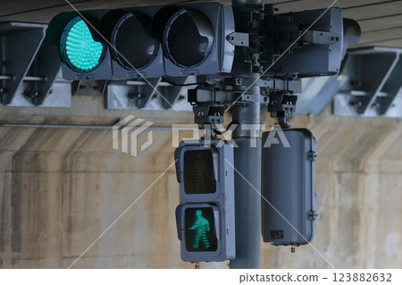 立體交叉下方安裝交通號誌 123882632