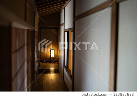 充滿寧靜氛圍的傳統日式建築，燈籠點亮的日式走廊 123883658