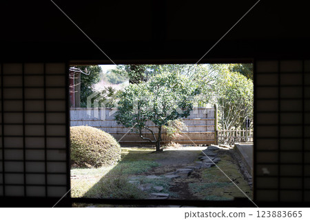 透過障子屏風,可以欣賞綠色庭園的寧靜和煦的日式建築 透過障子屏風,可以欣賞綠色庭園的寧靜和煦的日式建築 123883665