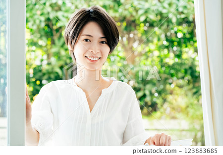 掛衣服的女人 123883685