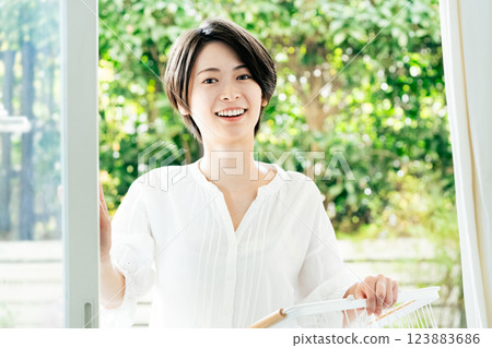 掛衣服的女人 123883686