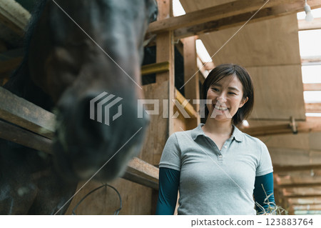 馬 馬兒 女生 123883764