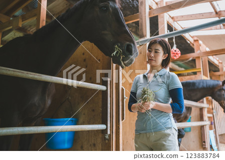 馬 馬兒 女生 123883784