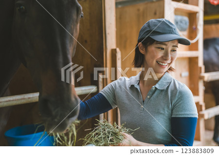 馬 馬兒 女生 123883809