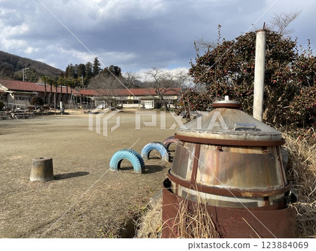 What appears to be an incinerator left in the schoolyard of the abandoned Shimosato branch of the former Ogawa Municipal Ogawa Elementary School 123884069