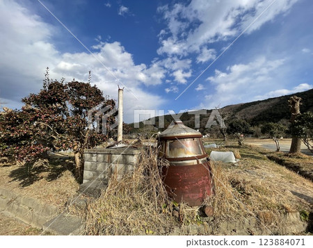 舊小川市立小川小學下里分校的校園裡殘留著疑似焚化爐的痕跡 123884071